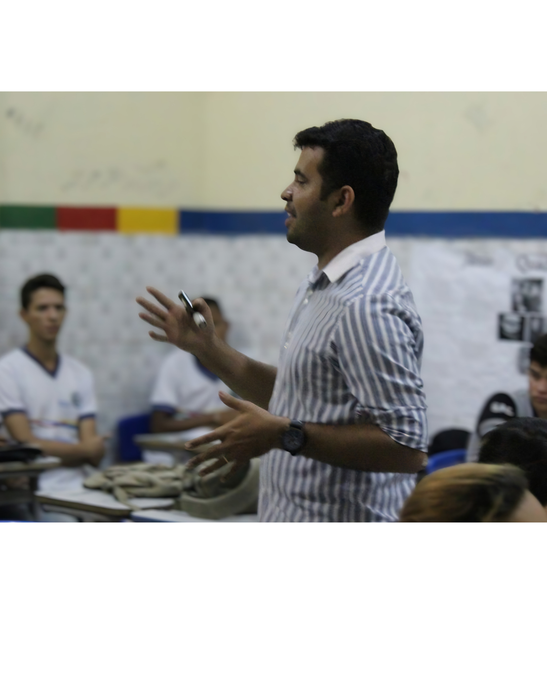 Professor Hebberton Monteiro ensinando em uma sala de aula